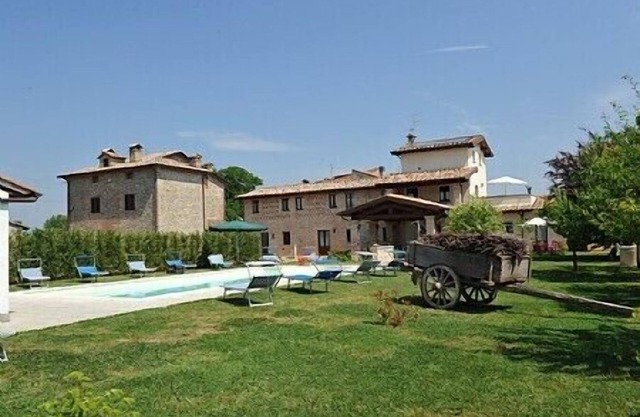 Villa Vezzosa C: A welcoming apartment that is part of a villa in the characteristic style of the Tuscan countryside, with Free WI-FI.