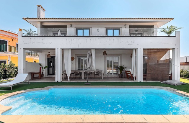 Villa 'Vila Exclusiva Na Praia De Tróia' with Sea View, Wi-Fi and Air Conditioning