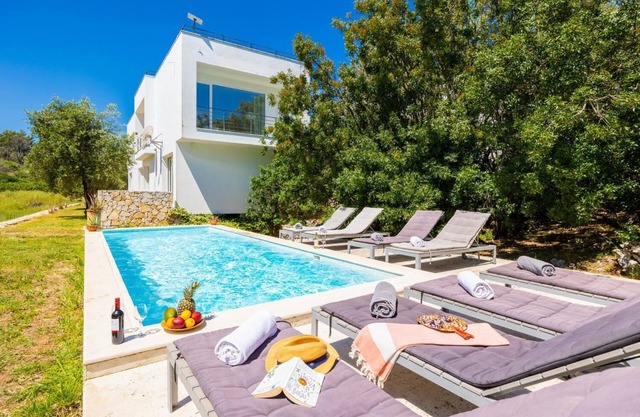 Villa Voukithro - Four Bedroom Villa, Sleeps 8