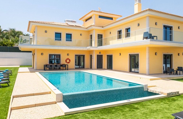 Villa w/heatable pool & BBQ in Albufeira