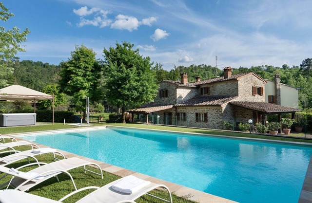 Villa with A/C, hot tub, WIFI, private pool, TV, patio, panoramic view, parking, close to Arezzo