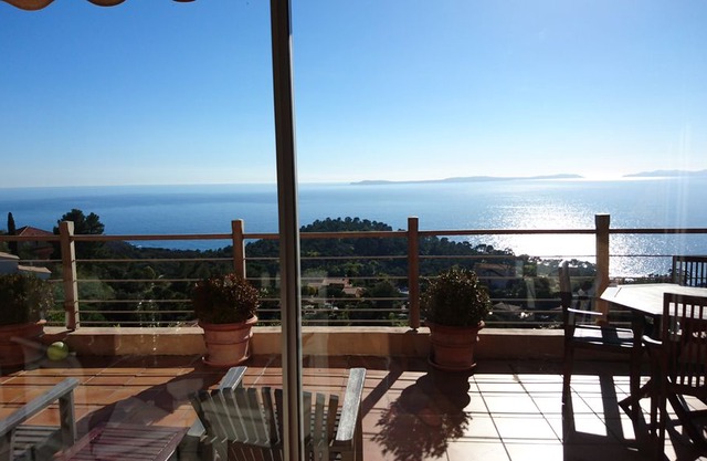 Villa with airconditioning and panoramic view on the Iles d'or for 6 persons max