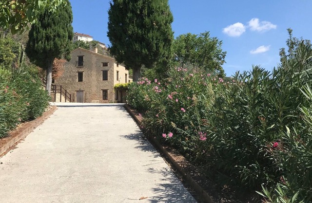 Villa with a private pool, 6 bedrooms and wi-fi, 5 minutes walk to the village