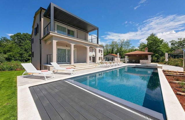 Villa with a pool for 14 persons, with sauna and jaccuzzi, 2 separate units