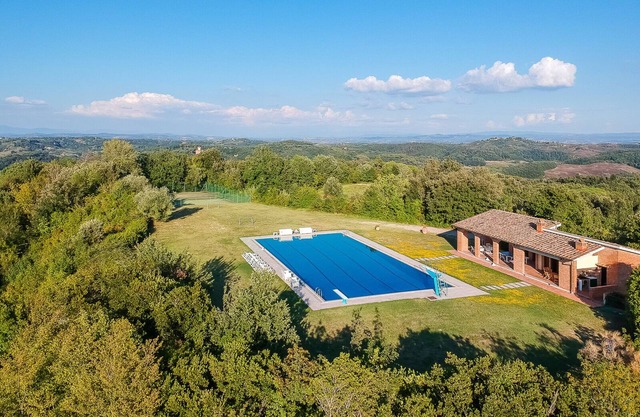 Villa with amazing pool and private tennis for private use