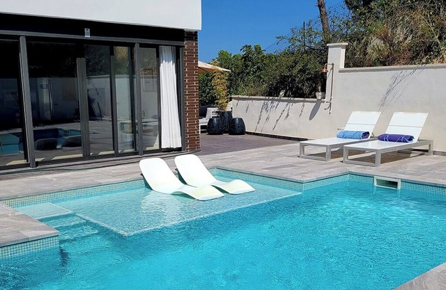 Villa with beautiful swimming pool