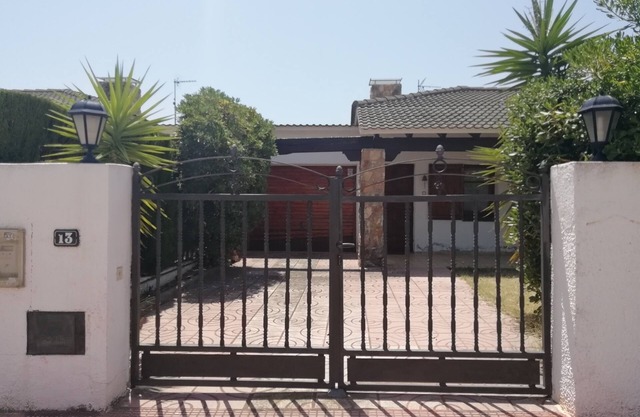 Villa with comfortable and quiet garden near the beach