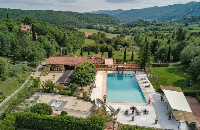Villa with Florence Pool/Breakfast, Quitedian housekeeping, AirCon whirlpool