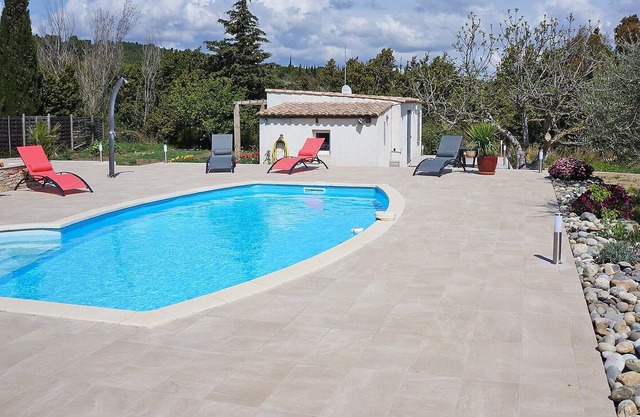 Villa with pool and enclosed garden between the vineyards and hiking trails