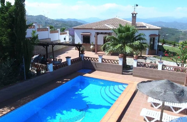 Villa with garden, swimming pool, Air Conditioning, WIFI, beautiful views.