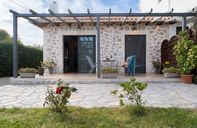 'Villa with garden view 1' with Shared Garden & Wi-Fi
