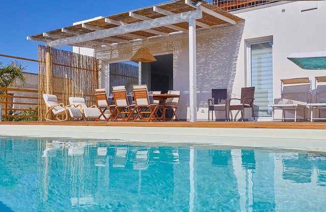 Villa with Pool 300 meters from the sea