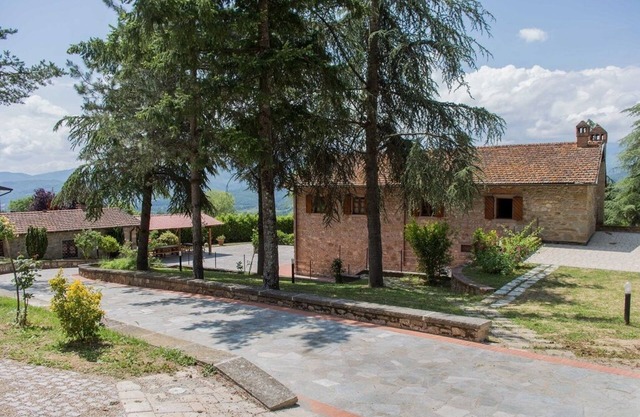 Villa with pool and garden at the gateway to the Casentino Forest National Park