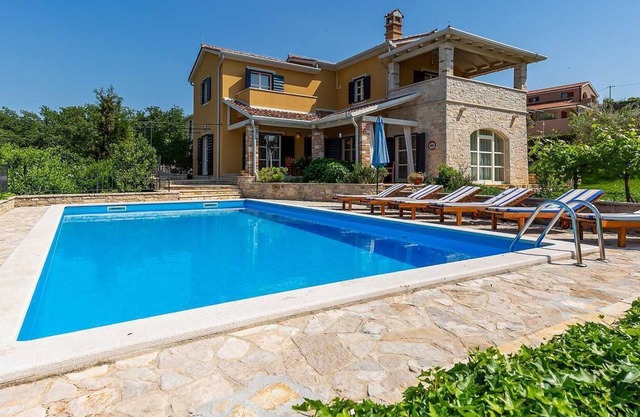 Villa with pool and whirlpool near Poreč for 8 persons