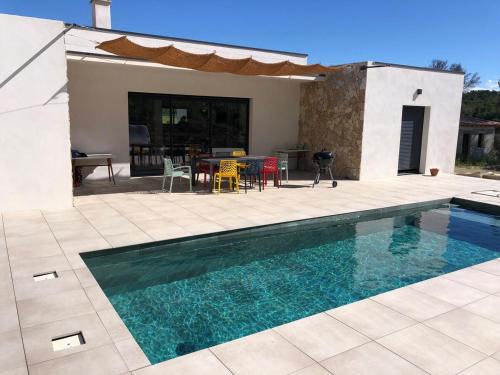 Villa with pool for 8 people