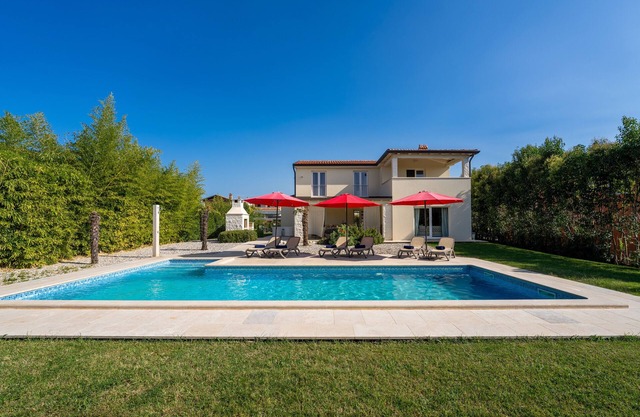 Villa with pool in quiet location, 4 bedrooms, 5 bathrooms, panoramic sea views