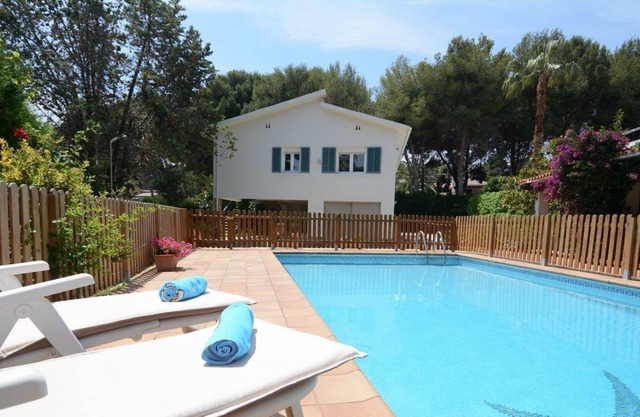 Villa with private pool, barbecue, large garden and close to the beach