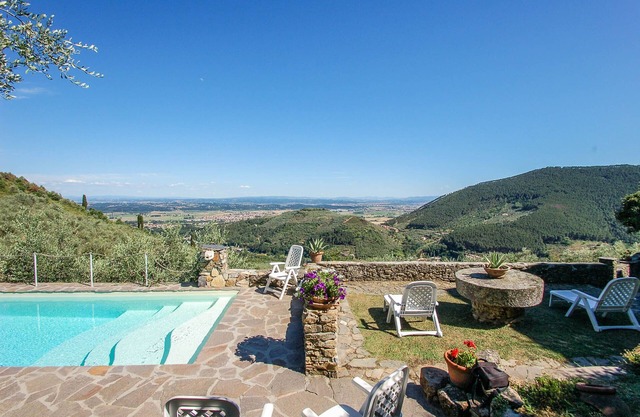 Villa with private pool 20km from Pisa, 34 from sea. Quiet area, panoramic view