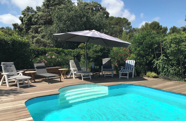 Villa with private pool, large enclosed garden, beaches 25mn away,10 pers