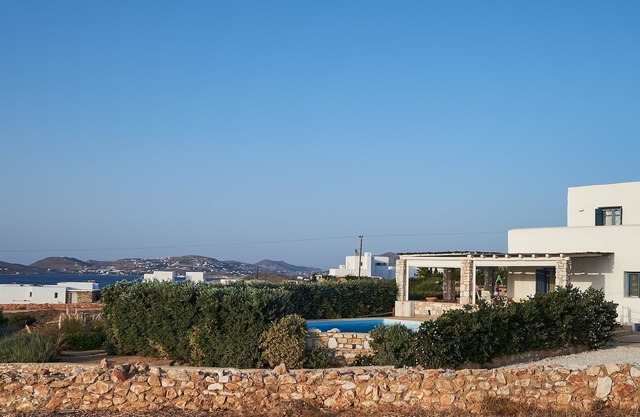 Villa with private wind-sheltered pool, fab seaviews, walking distance to Beach