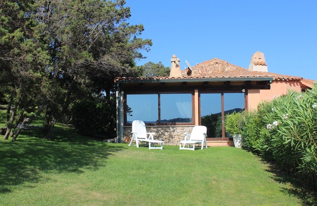VILLA WITH SEA VIEW, GARDEN AND POOL!