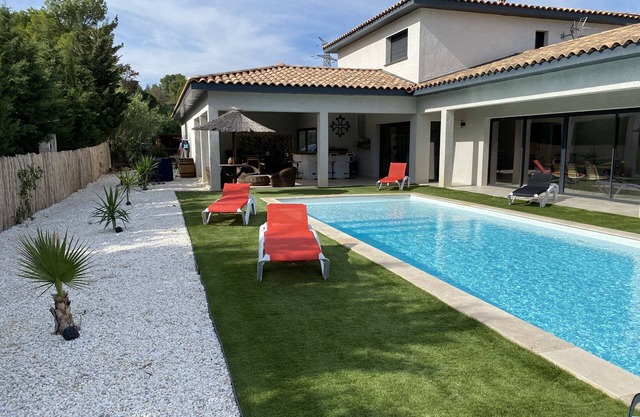 Villa with spa pool petanque court