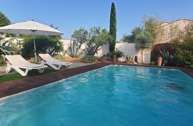 Villa with swimming pool, relaxing under the olive trees