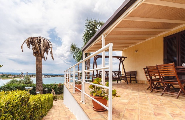 Villa with swimming pool close to the sea