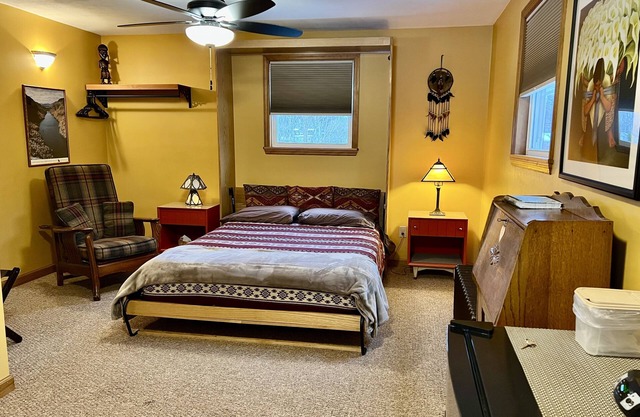 Village Hideaway, 1 bdrm efficiency, private entrance. On the Rail Trail.