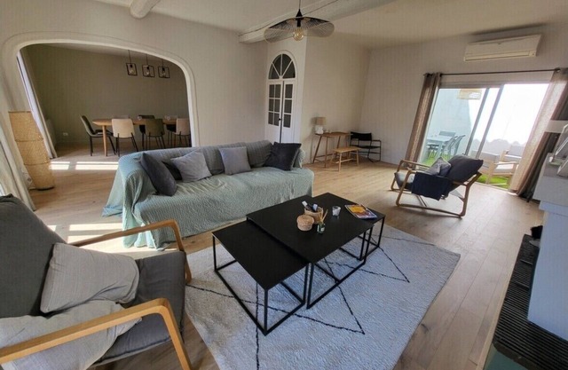 Village house in Pomérols with roof terrace