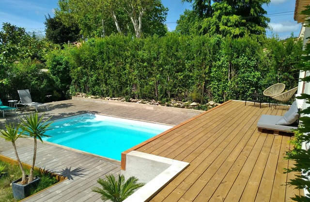 Village house near Nîmes, swimming pool, treehouse, trampo, Clim, plancha
