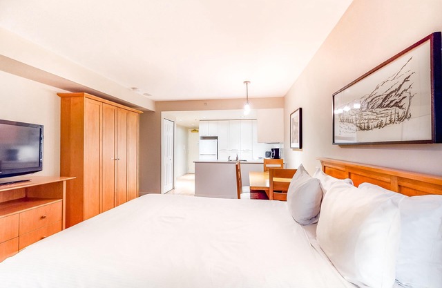 Village studio with jetted tub & fireplace - walk to lifts & golf