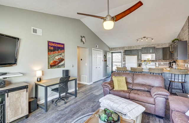 Village of Four Seasons Lake Condo w/Pool Access!