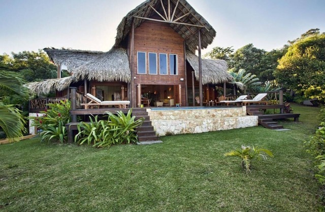 Villas Del Mar Spacious estate in Politilly Bight with pools, hot tubs, Spa