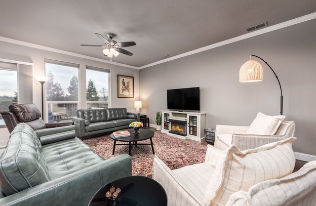 Vineyard Vista | Close to Wineries, Lakes, & More! Sleeps 10 w/Hot Tub