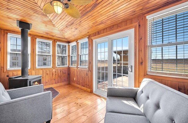 Vintage 8BR Farmhouse | Hot Tub & Spacious Yard