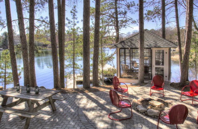 Vintage Cabin on Beautiful Lake O'brien - Includes Pontoon Boat