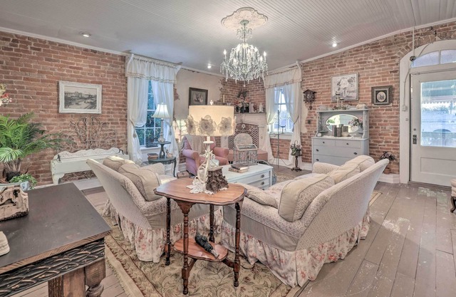 Vintage Calvert Apartment w/ Large Balcony!