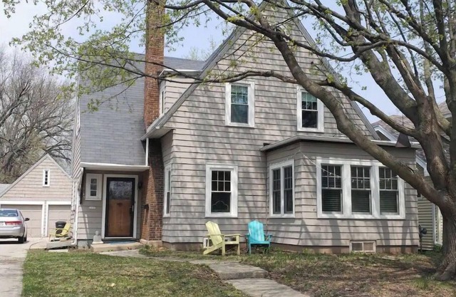 Vintage cottage in Peabody Park neighborhood