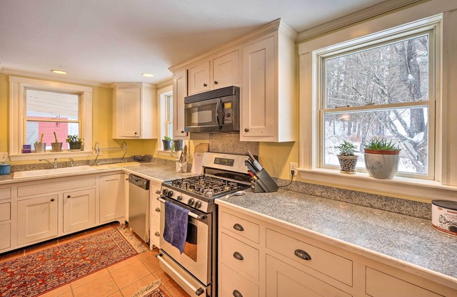 Vintage Farmhouse: Near Sunday River Ski Slopes!