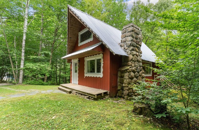 Vintage- Forest retreat fireplace near outdoor fun