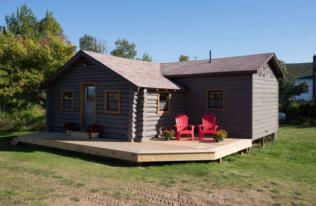Vintage Log Cabin Hideaway. Right in Town!