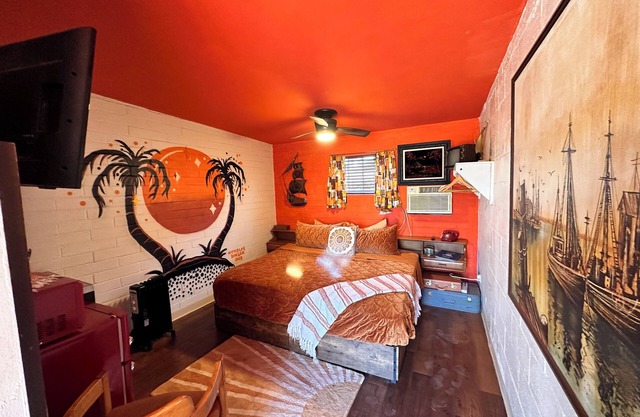 Vintage Motel Room in sunny Tucson with WiFi, AC "Tequila Sunrise"