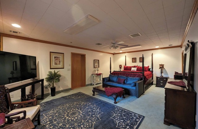 Vintage Presidential Suite - Room 203