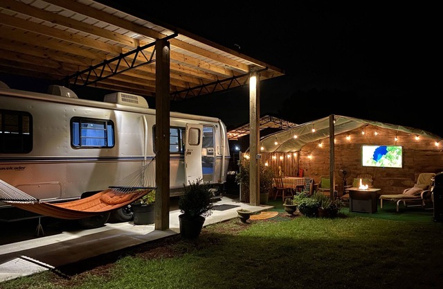 Vintage Silver Bullet modern Flair & EV Charger Wifi cold A/C Glamping