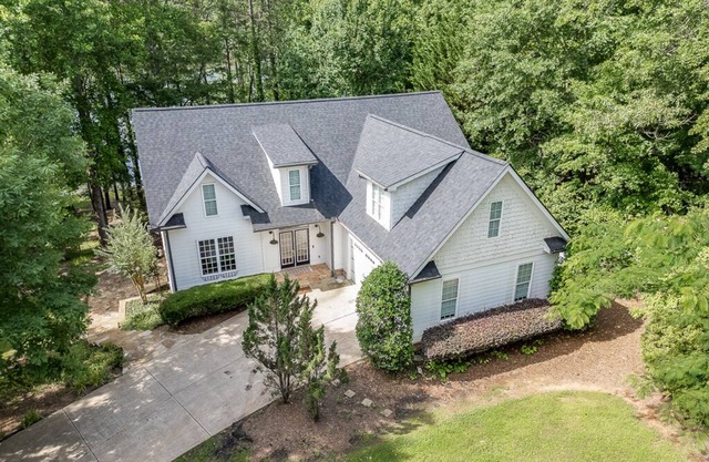 VIP Lake House- Luxury 5 bed+Bonus room-Lake Lanier w/Hot Tub,dock,& lake views