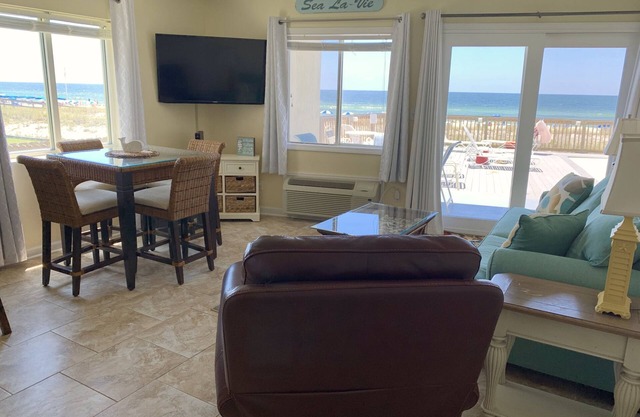 Vitamin S~E~A, Ground Floor amazing, beachfront views!