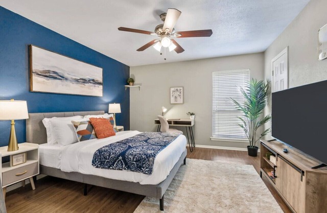 Vivid 1BD: TCU Walkable, Inspiring & Restful!