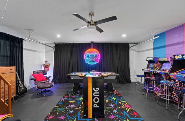 Vivid Vintage Retreat 3800 sq ft w/Garage Arcade