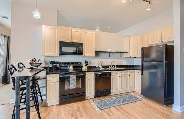 VL109B - Awesome 1 Bedroom in DTC